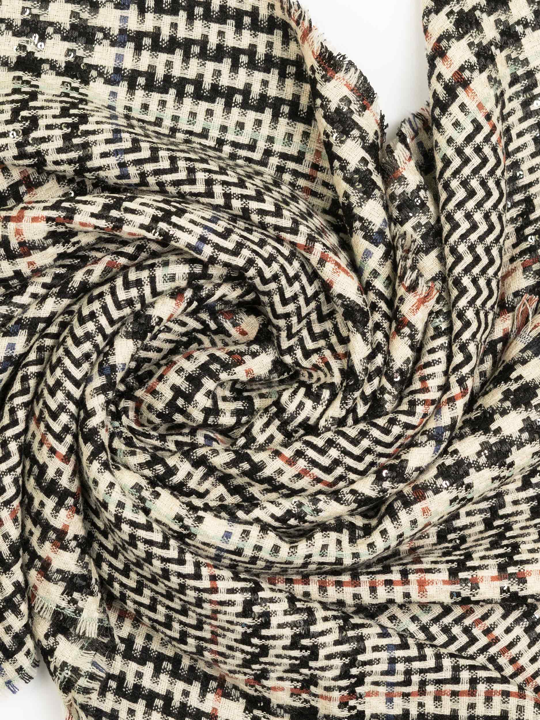 Patterend Woolen Shawl - Image 4