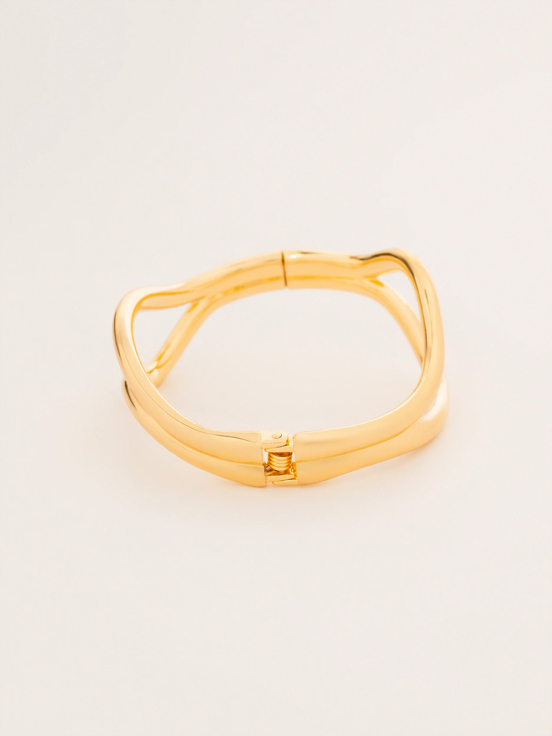 Interlocking Wavy Bracelet - Image 4