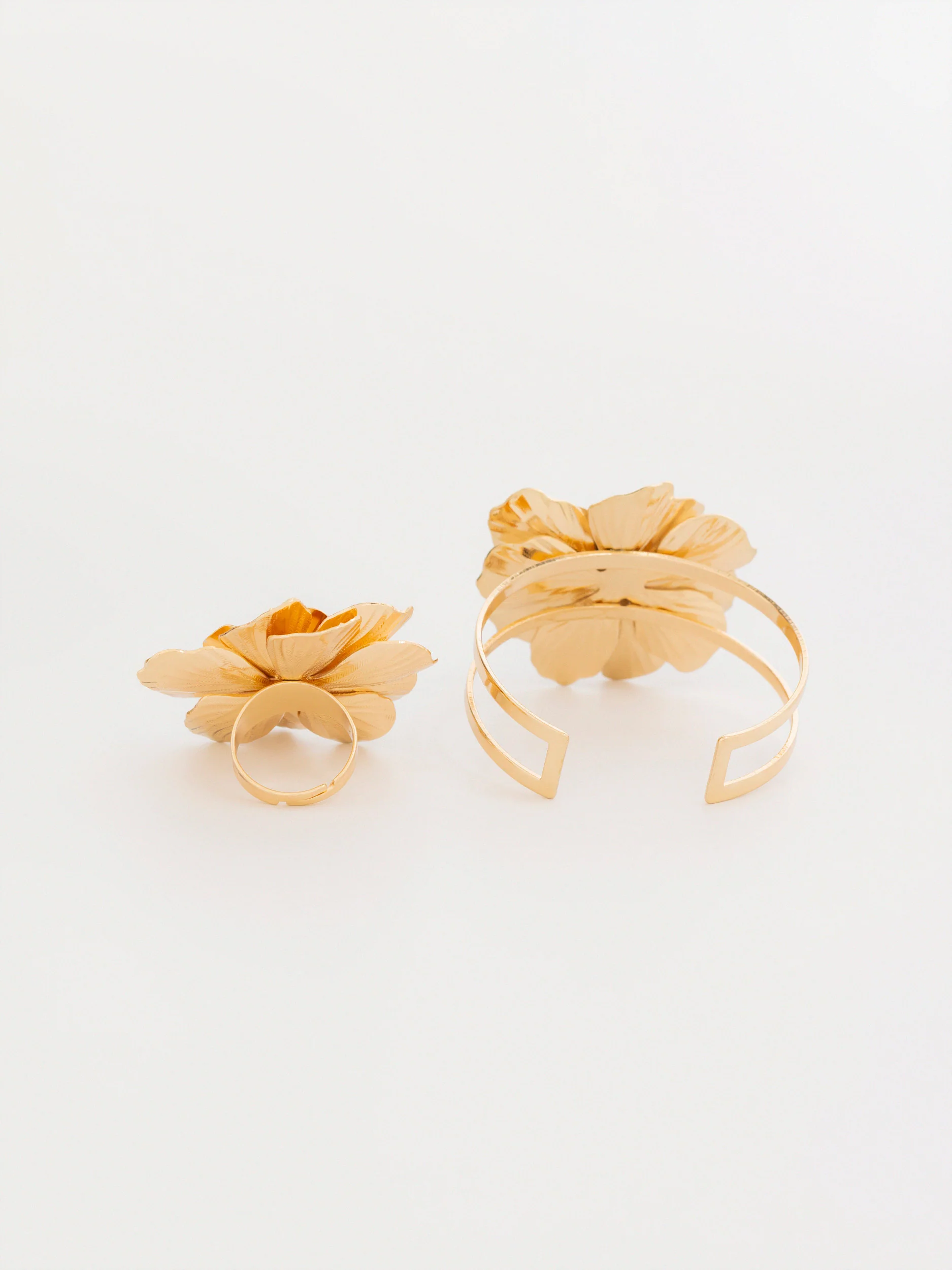 Floral Pearl Bracelet - Image 3